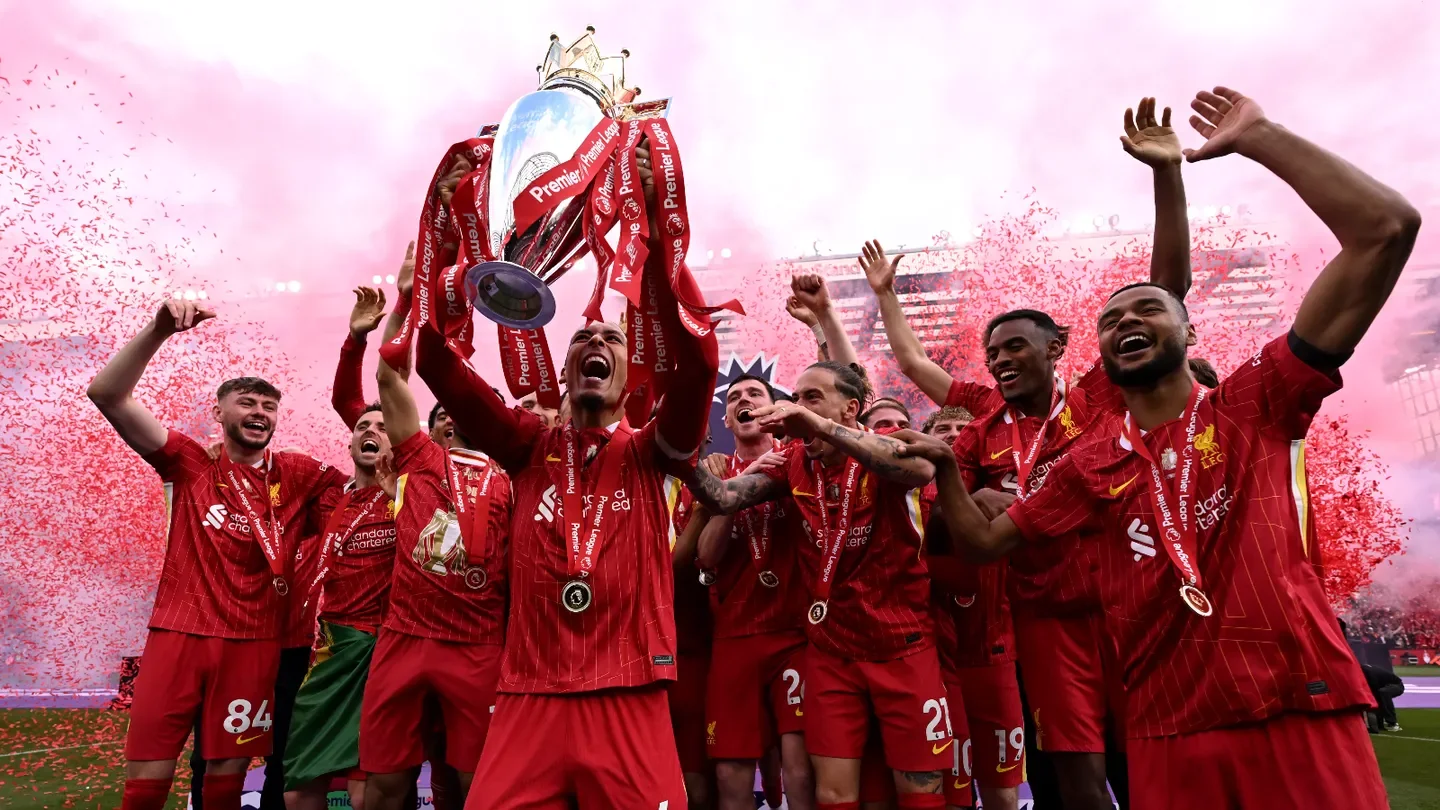Liverpool lift the 2024/25 Premier League Trophy